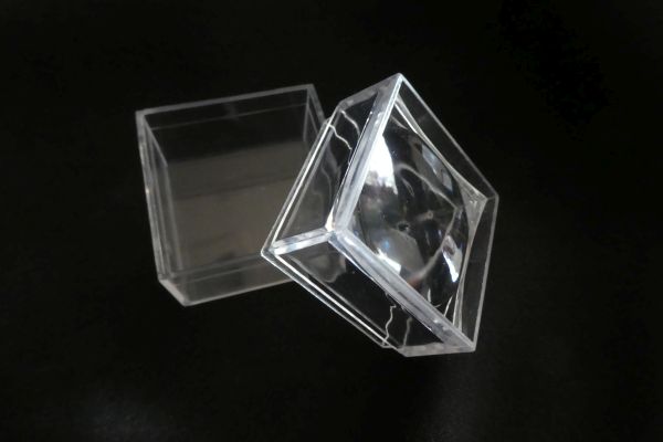 Magnifying display box